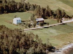 Flyfoto fra gården til Bjarne Gjøvikli (per oktober 1992) på