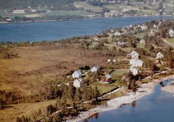 Flyfoto fra Skogstua på Tingvoll. På den andre siden av fjor