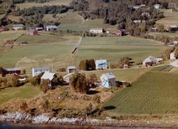 Flyfoto fra Gyl på Tingvoll. På bildet ser vi blant annet gå