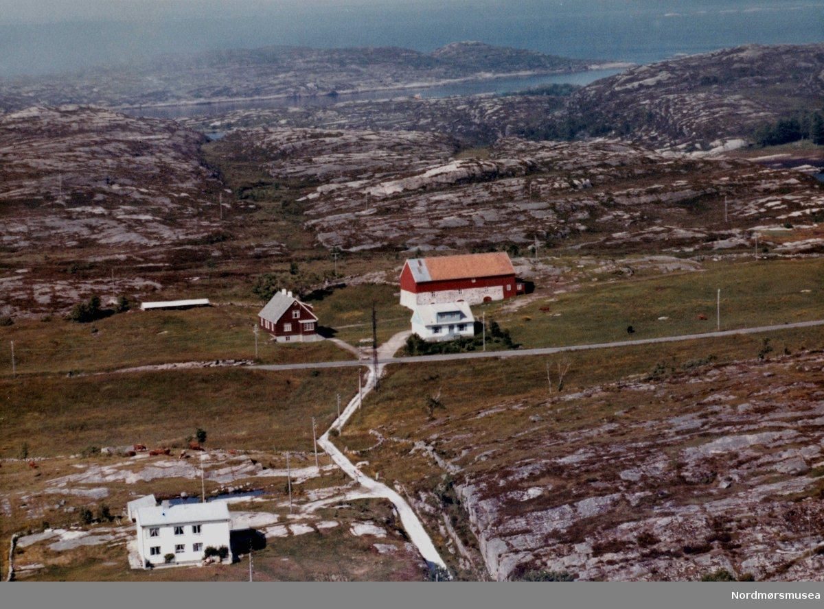 Foto fra Ranheim-gården i Nordmørsveien på Nordlandet i Kristiansund. I området til høyre ligger i 2008 Futura-senteret. Helt i bakgrunnen skimtes Skorpa. Bildet er datert 11 juli 1962. Nordmøre museums fotosamling.



