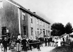 En dag i slottonna på en gård i Øksendal. Her ser vi arbeids