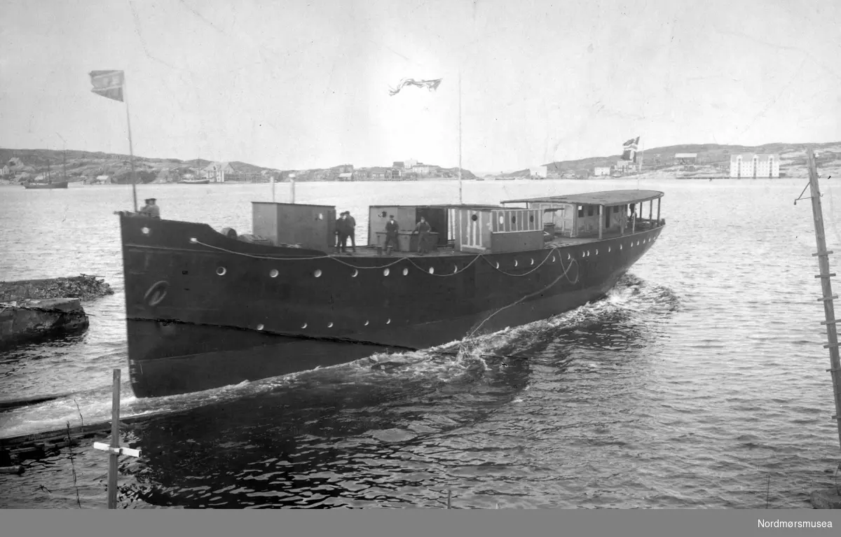 Bildet viser D/S”Ranen” til Det Helgelandske Dampskibsselskab A/S og J. Storviks Mek. Verksteds bnr.7 etter dåp og ved sjøsetting på Dahle ved Kristiansund.
Dette var den gang den største og mest luksuriøse passasjerbåten som var bygget i stål i Møre og Romsdal fylke.
Når dette skipet ble bygd ble alt til skipet produsert ved verkstedet til og med maskin og kjel og vinsjer og propeller.
Den ble kontrahert i 1914 og levert i mars 1918, men den lange byggetiden skyldtes problemer med å skaffe materialer under 1. verdenskrig.
D/S”Ranen” ble klinkbygget i stål og hadde en tonnasje på 399 bruttoregistertonn / 224 nettoregistertonn.
Hoveddimensjoner: Loa 149`6 1/2”/Lpp 140`8” x B 23`0” x D til øverste dekk 16`10” og D til nederste dekk 10` 0” og hadde en trippel ekspansjonsdampmaskin på 463 ihk, gjorde 11 knop og hadde sertifikat for 177 passasjerer.
Den første skipper på ”Ranen” var Johan Andreassen.
Den gikk i rute på Helgeland, men ble i 1918 leid ut til Den Norske Marine og til slutten på krigen.
I perioden 1919 -1924 ble skipet leid ut til forskjellige selskaper i tillegg til regulær rutetrafikk mest på Ranaruten.
I perioden 21.juni – april 1922 ble skipet leid ut til Vesteraalens Dampskibsselskap som erstatning for ”Mosken” som var gått tapt.
I juli 1924 ble ”Ranen” brukt i den nye ruten Trondheim – Harstad.
Den 23. november 1924 gikk den grunn nær Leikua fyr nord for Vallersund.
I 1927 ble den ombygd og forlenget hos Mjellem & Karlsen i Bergen, men på grunn av en streik ble den ferdiggjort på Sandnessjøen Slip, Sandnessjøen.
Etter forlengelsen ble hoveddimensjonene: Loa 168`9”/Lpp 158`8”, og tonnasjen ble 
463 bruttoregistertonn/263nettoregistertonn. 
Den 23.januar 1933 gikk ”Ranen” på grunn i Sund i Salten, men ble berget.
Den 9.februar 1934 drev ”Ranen” mot ”Kong Harald” i Rørvik havn med mindre skader som følge.
”Ranen” ble tatt av britiske styrker i Harstad i mai 1940 og ført til England.
Av de nasjonale arkiver i Norge var skipet i Aberdeen (med skade) den 13.juni 1940, men forlot Aberdeen den 21.juni og ankom Rosyth den 23.juni.
”Ranen” var under kommando av the Royal Navy i perioden 1940 – desember 1943, deretter overført til Nortraship`s register 2.desember 1943.
”Ranen” forlot Leith 19.juni 1945 og ankom Methil Roads samme dag og gikk til Norge neste dag og  returnert til eierne i juni 1945 og satt i rute Trondheim – Harstad.
I desember 1954 ble ”Ranen” overført til Skipsaksjeselskapet Rana og i mars 1958 ble den solgt til Angelos P. Venetsanor, Piræus og gitt navnet ”Panagis Venetsanos”.
Slettet fra registret i 1964.
På dette tidspunkt var verkstedet blitt et av de mest praktiske, velordnede og tidsmessige verksteder i sitt slag i landet.
I bakgrunnen ses Bentnesset, Meløya og Skorpa.
Bildet er fra ca. 1916.

(Info: Peter Storvik)
Bilde fra Storvik mek. verksted i Kristiansund. Fra Nordmøre Museums fotosamlinger. 

Fra slutten av 1800-tallet og frem til midt på 1900-tallet var Storvik Mek. Verksted AS og Sterkoder Mek. Verksted to hjørnesteinsbedrifter i Kristiansund som bygde skipsmotorer, reparerte fartøy og bygde mindre båter. Det var mange opp- og nedturer da som nå.
 
I 1966 gikk Sterkoder Mek. Verksted over til mer ensidig å bygge båter (Kamsvågperioden). Selskapet tok over Storvik Mek. Verksted i 1982.

Sterkoder Mek. Verksted var i fremste rekke når det gjaldt effektiv skipsproduksjon, og det var under perioden med blant annet serieproduksjon av trålere at industri- og lagerhallene på Dale Industripark ble bygget og modernisert. Leveranser til olje- og gassvirksomheten ble enda et bein å stå på for Sterkoder Mek. Verksted,  og anlegget i Smedvågen ble bygget opp til  formålet. 
I  febr. 1991 ble Sterkoder Mek. Verksted overtatt av Umoe-konsernet og er i dag en del av Umoe Eiendom etter at skipsbyggingen ble avviklet rundt 2003.
 

Umoe Sterkoder AS sine anlegg består i dag av industriområdet i Melkvika og Dale Industripark på Dale. Industriområdet i Smedvågen ble solgt i des. 2006. Aibel AS leier området i Melkvika i sin helhet.

Dale Industripark omfatter Umoe Sterkoder sitt anlegg på Dale og leies ut til flere ulike aktører. Umoe Sterkoder AS og leietakerne er hver for seg solide leverandører til offshore-industrien innenfor sitt felt.
