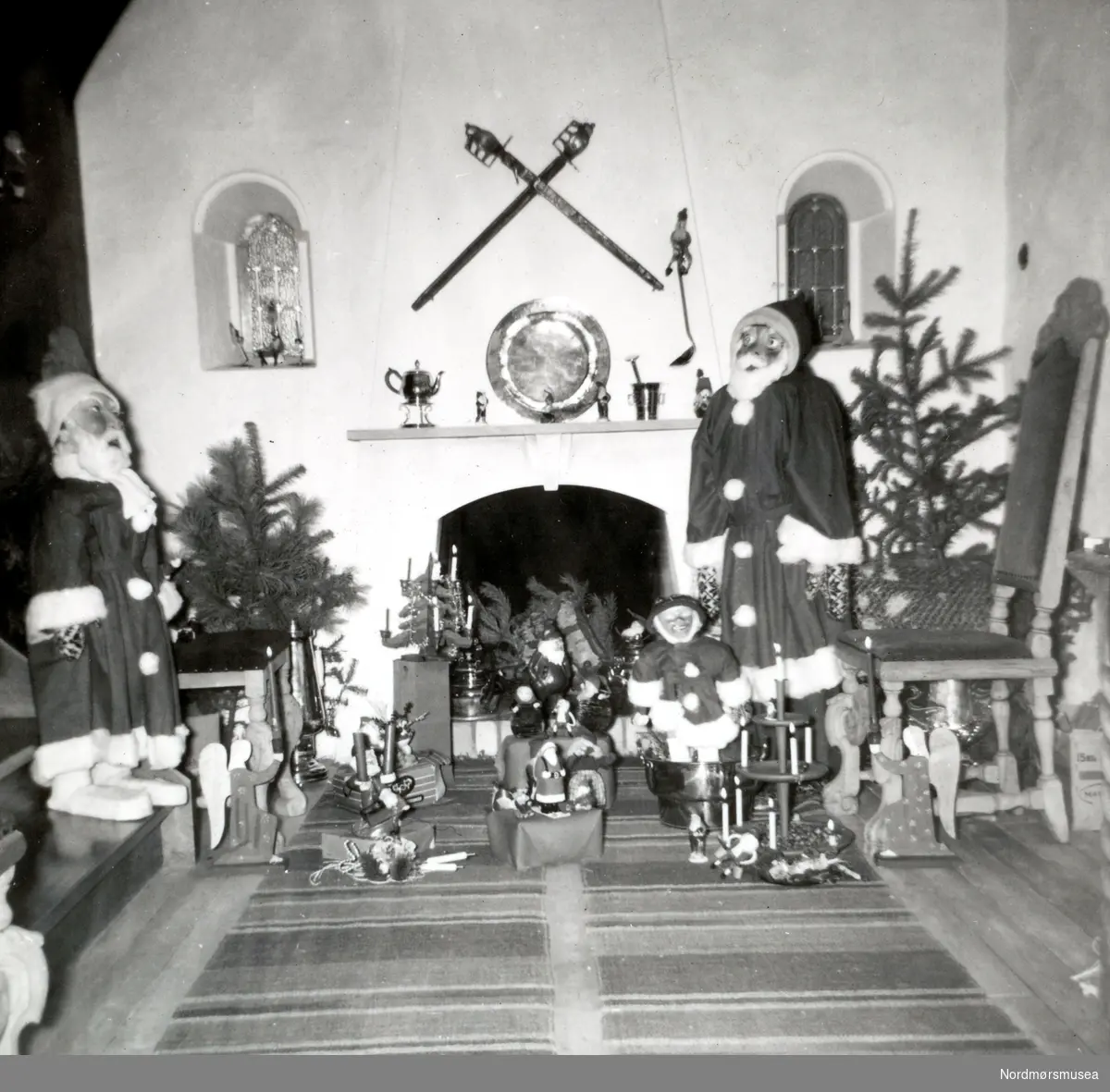 En julepyntet peisestue. Fotoserie. Fotografier gitt til Nordmøre Museum fra Kate og Kristian Fastings arvinger per 1986. Fra Nordmøre Museums fotosamlinger. EFR2015