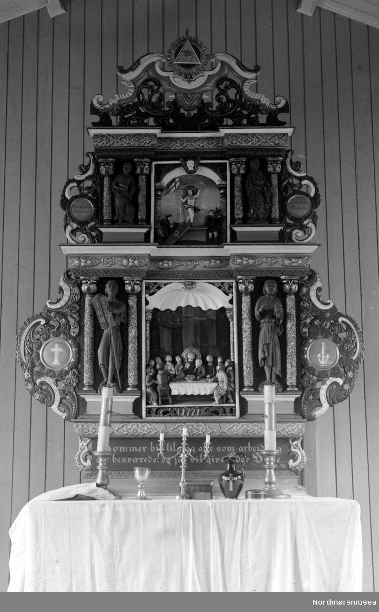 Foto muligens fra altertavlen i Bremsnes kirke på Averøy. Dette basert på det foregående bildet i nummerserien reg. nr. KMb-1987-005.0667 som viser Bremsnes kirke. Fra Nordmøre Museums fotosamlinger.