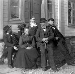 Georg Sverdrup med sixpence sitter helt til høyre. Her samme