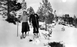 Foto av to personer på skitur. Trolig fra Sverdrupfamilien. 