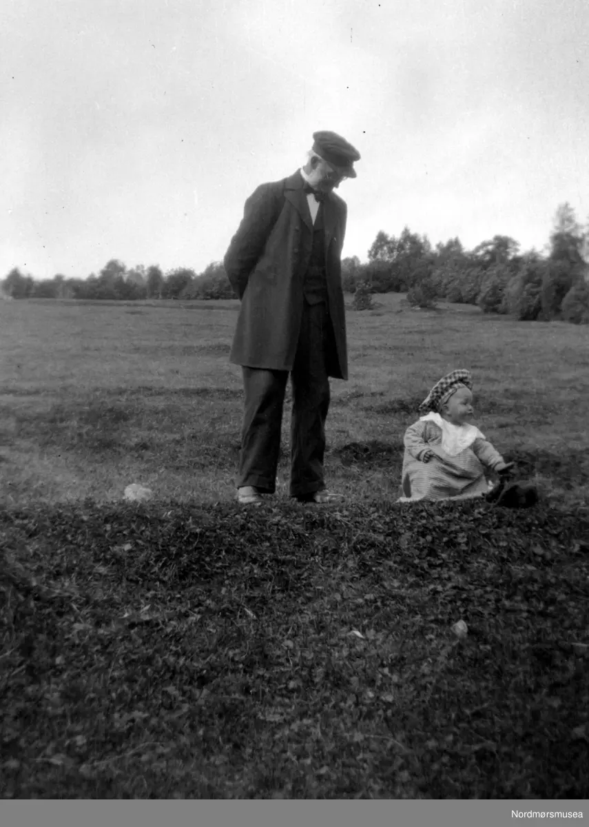 Fotografi av en mann og et lite barn. Mannen er trolig Georg Sverdrup ...