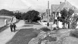 To damer på tur ved ";Vanndamman"; på Kirkelandet i Kristian