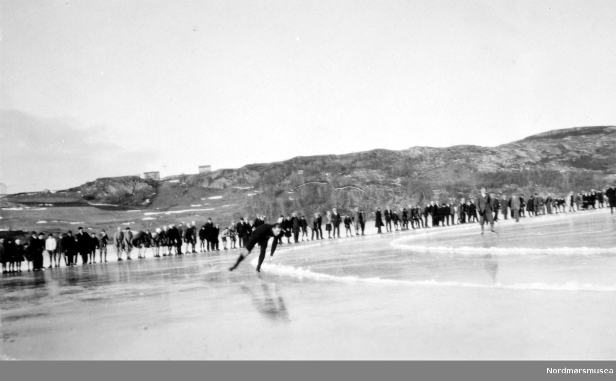 På bildet ser vi en skøyte-sportsarrangement i hurtigløp i Koritrech(??) februar 1929, hvor den kjente norske skøyteløperen Ballangrud deltar. Fra Nordmøre Museum sin fotosamling. serie