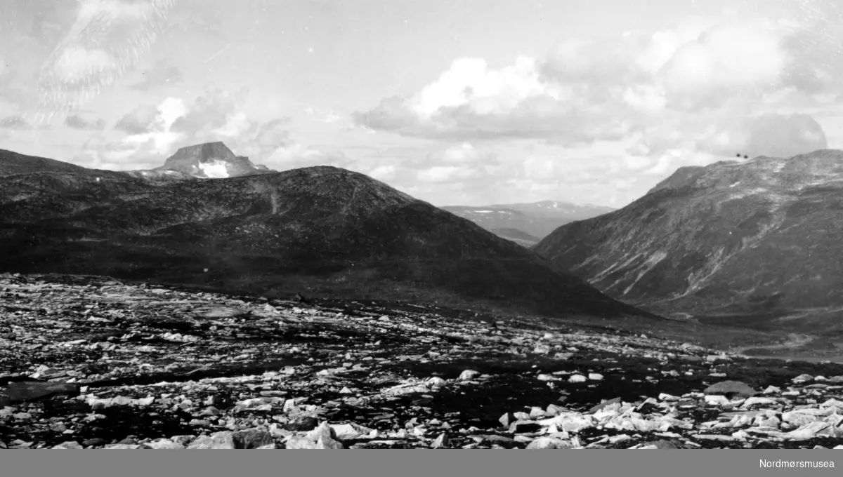 Foto, trolig fra fjellet Snota, som er å finne i Trollheimen i Surnadal kommune, hvor hovedtoppen er på ca. 1668 m.o.h Fotograf er trolig Georg Sverdrup, og datering er sannsynligvis omkring 1930 til 1939. Fra Nordmøre Museums fotosamlinger.

