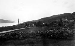 Foto av en vei og deler av en bygd. Usikkert hvor, men troli