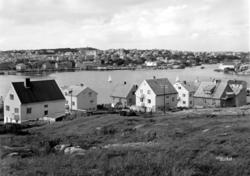 Foto fra Nordlandet, hvor vi ser deler av bebyggelsen i nede