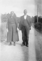 Et bilde av en eldre kvinne og mann, trolig et ektepar. Kan 