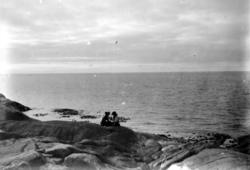 To kvinner på de ytterste svabergene antakelig ved badestede