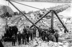 Anleggsgjengen samlet ved kranen på Innlandet under bygginge