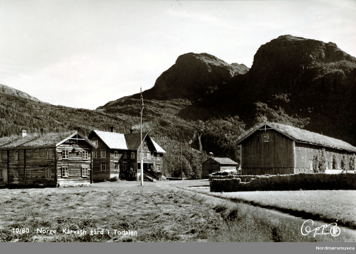 Kårvatn gård i Todalen.
Prospektkort.
(Fra Nordmøre Museum sin fotosamling)