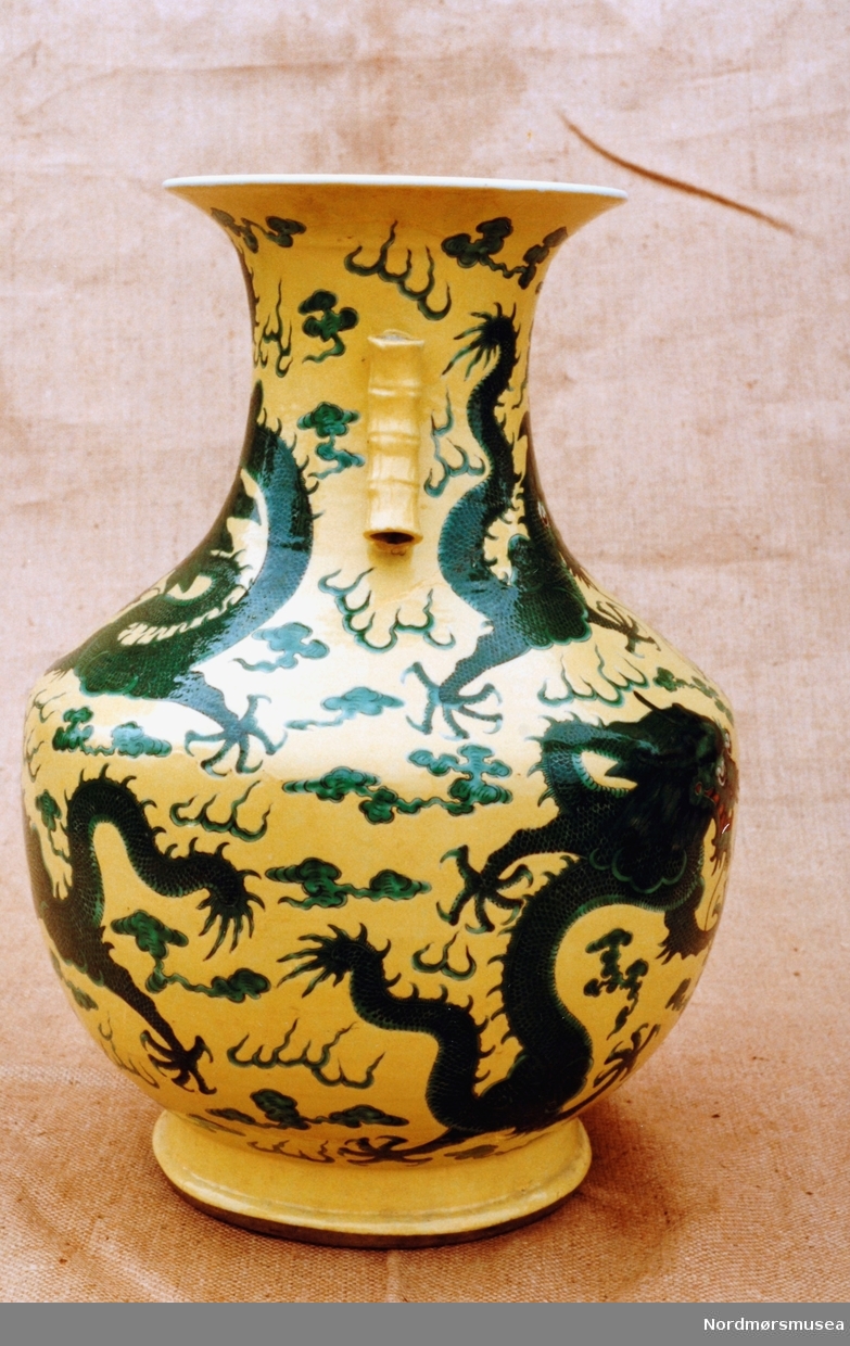 Gjenstandsbilde fra Nordmøre Museums samlinger, hvor vi ser en vase med kinesisk dragemotiv. Ukjent datering. Fra Nordmøre Museums fotosamlinger. Reg: EFR
