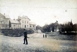 Parti av Torvet i 1883, hvor vi ser mot nordvest opp Parkvei