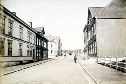 "Langveien". De hadde fortau, men alle gikk i gata. Foto fra