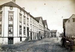 "Enggaden". Foto fra deler av bebyggelsen i Nedre Enggate på