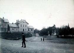 Parti fra Torvet i 1883, hvor vi ser mot nordvest opp Parkve