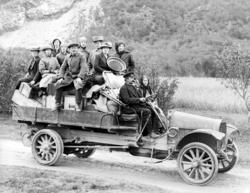 Foto av den første bilen i Sunndal kommune, i begynnelsen av
