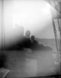 Tre kvinner og en mann på et båtdekk.
Fra Nordmøre museums f