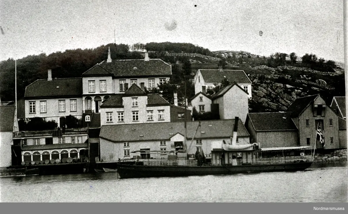 Heyerdahlgården på Nordlandet, her fotografert omkring 1886. Fra Nordmøre museums fotosamlinger. EFR2015