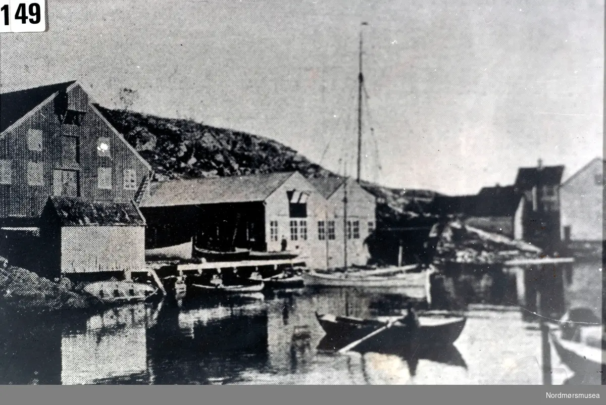  A/s Christiansunds Baadbyggeri Ltd.  ble startet i 1900 av A. Ervig som kjøpte grunnen i Naustkroken på Gomalandet.  Den kjente båtkonstruktør,Veritasagent John Børve ble ansatt som bestyrer. Børve tegnet båter for de fleste verft på Nordmøre. I 1928 ble Harald Jansen ansatt som disponent. I 1932 ble verkstedet kjøp av familien Mollan. Ole Marius Mollan sen var disponent. Navnet ble endret til A/S Kristiansund Mek. verksted og Båtbyggeri. Verkstedet kjøpte i 1970 Vågens bruk (Mellemværftet) og i  1977 anlegget til Goma Fabrikker. I bakgrunnen står Bersåsbrygga og husene hvor det ble drevet skipshandel.  I Bersåsbrygga ble det i en periode drevet inne-tørking av klippfisk  med vifter drevet elektrisk. Fra Nordmøre Museums fotosamling.) raster