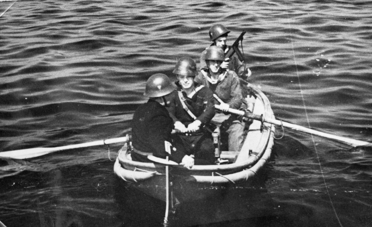 Fyra soldater i en roddbåt