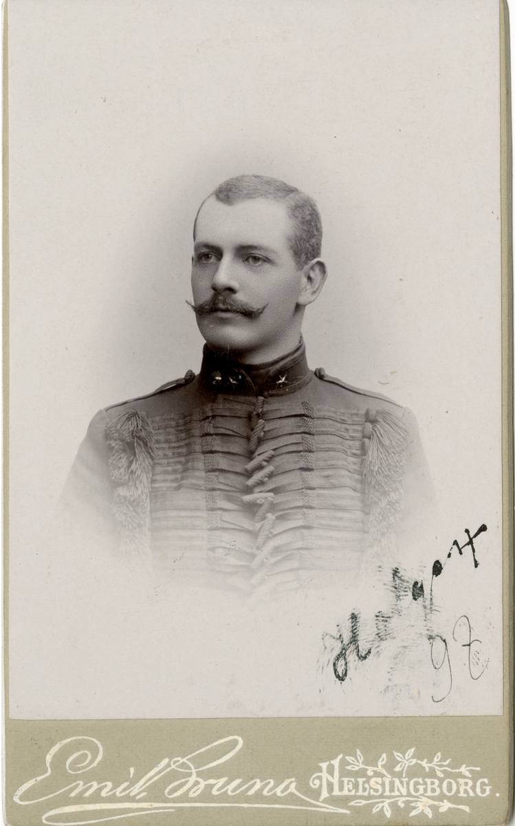 Porträtt av Carl Ludvig Holger Rosencrantz, löjtnant vid Kronprinsens husarregemente K 7.
Se även AMA.0008364 och AMA.0008380.