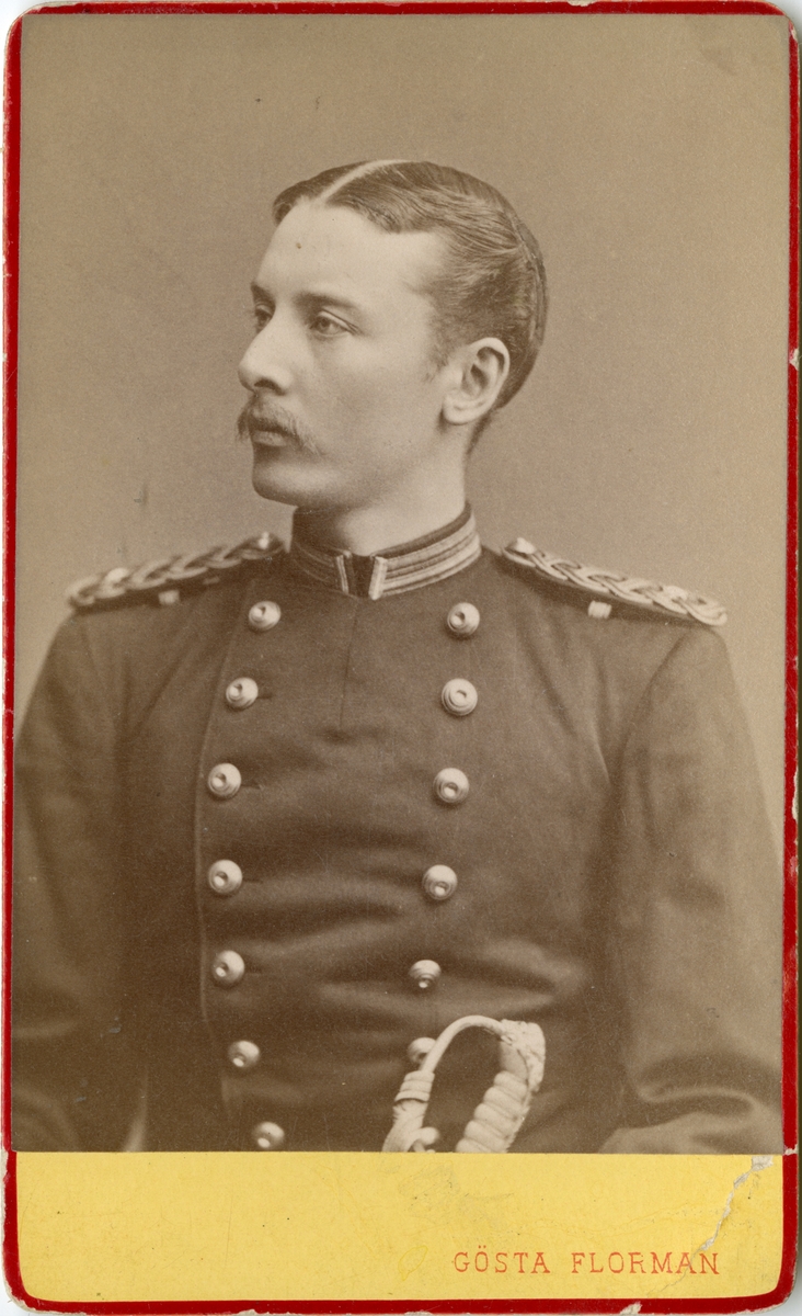 Porträtt av Aron Fredrik Petersson, löjtnant vid Kronobergs regemente I 11.
Se även bild AMA.0008307.