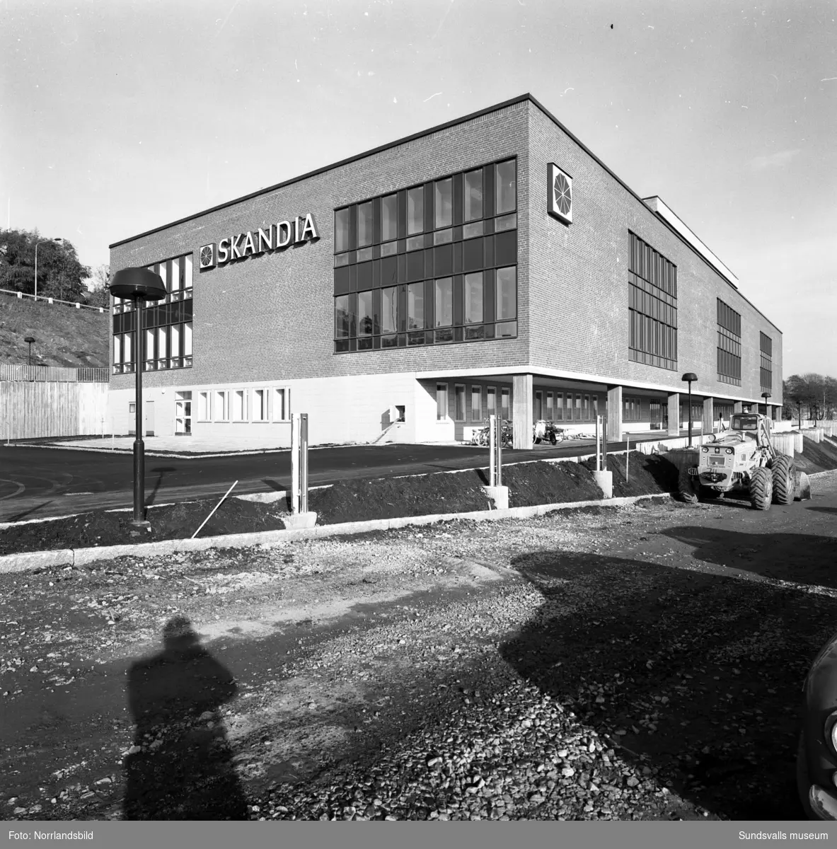 Exteriörbild av det nybyggda Skandiahuset på Bjälkvägen.