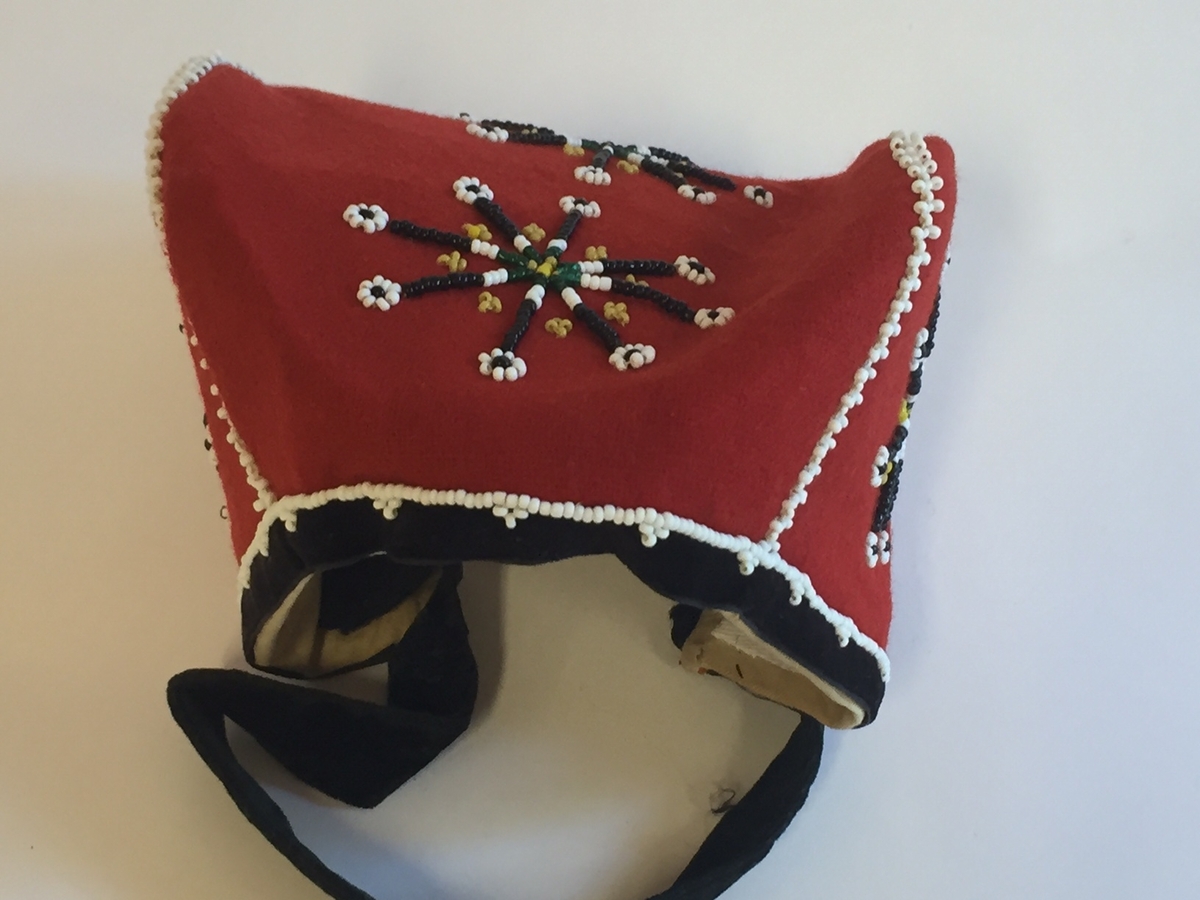 Lue, bryststykke/bringeduk og belte (C) til hardangerbunad, forkle (E) og skjorte (D) med hardangersømdetaljer.