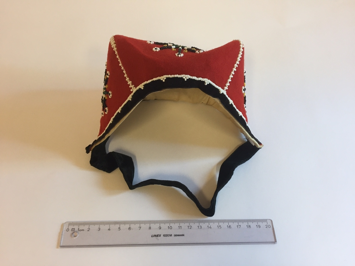 Lue, bryststykke/bringeduk og belte (C) til hardangerbunad, forkle (E) og skjorte (D) med hardangersømdetaljer.