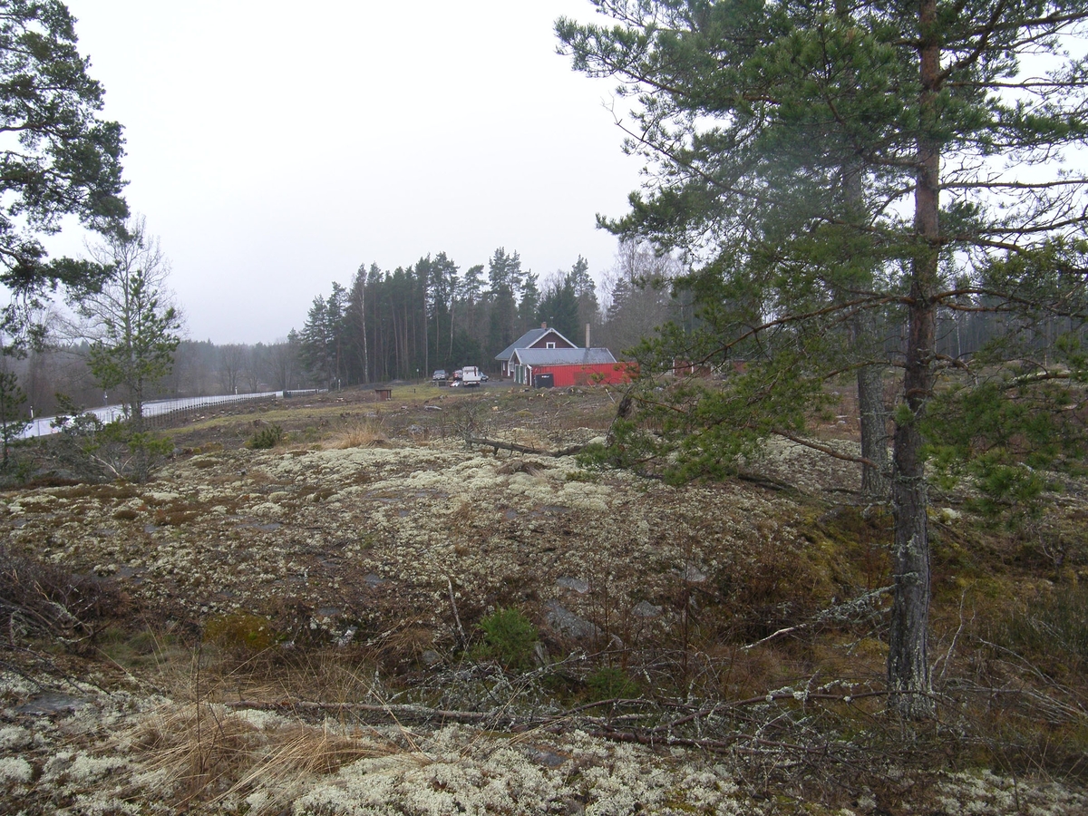 Arkeologisk utredning, vy över områdets sydöstra hörn, Mellingeholm, Frötuna socken, Uppland 2016
