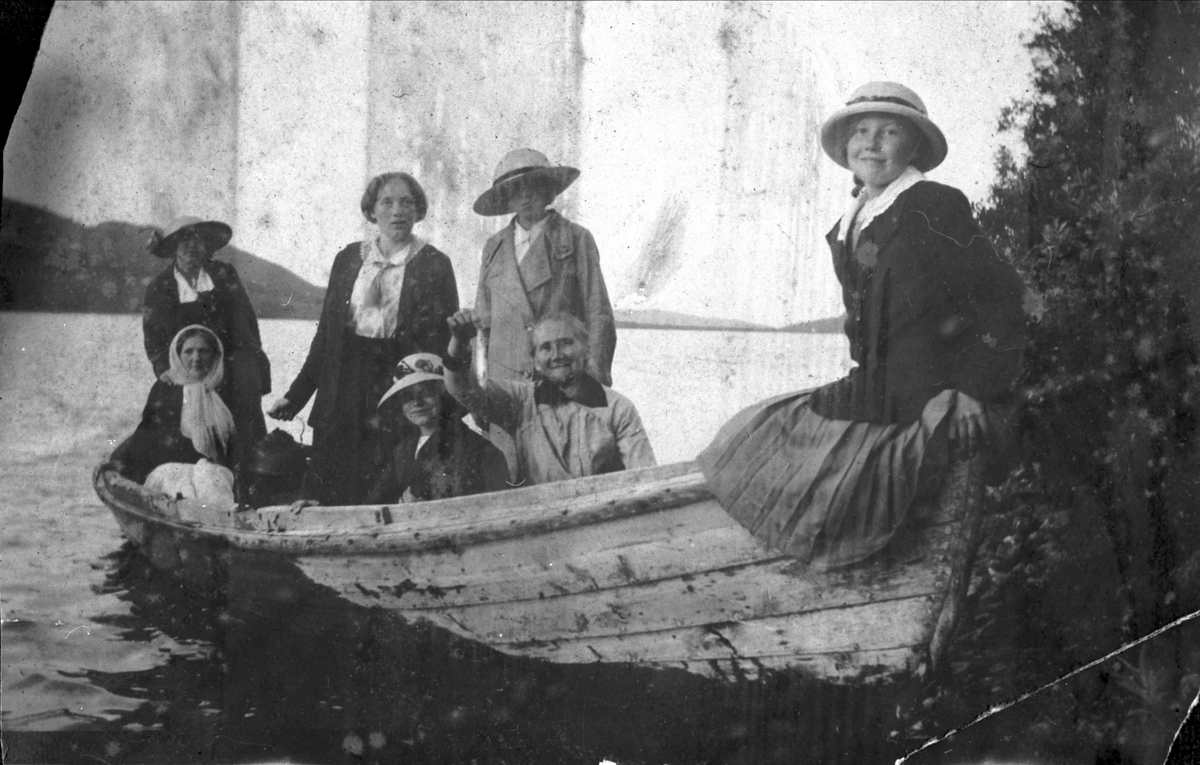 Syv kvinner i en robåt på Møkkelandsvannet.