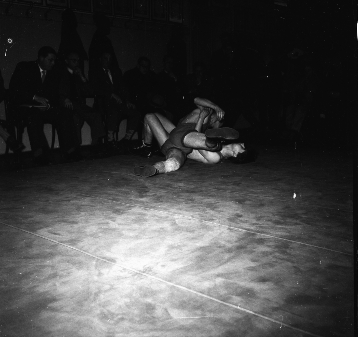 Vardens arkiv. "Bryting i Turnhallen"  23.01.1954
