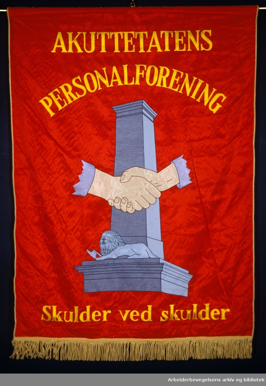 Akuttetatens personalforening.Stiftet 1. april 1991..Forside..Fanetekst: Akuttetatens personalforening. Skulder ved skulder..