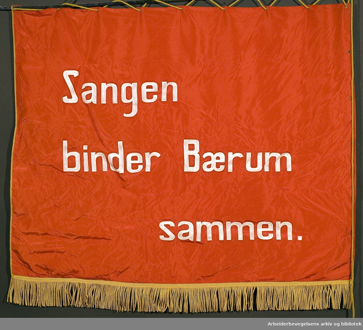 Bærum arbeiderpartis kor.Stiftet 16. september 1951..Bakside..Fanetekst: Sangen binder Bærum sammen...