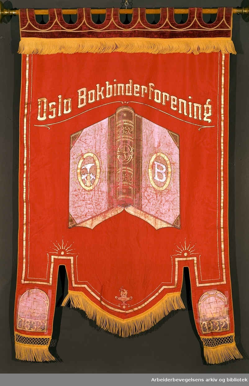 Oslo bokbinderforening..Forside..Fanetekst: Oslo Bokbinderforening 1832 1932