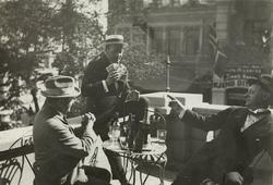 Skuespillere på Nationaltheatrets balkong.