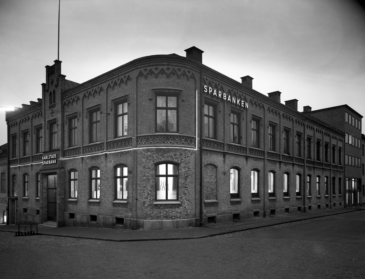 Bildsvit från Karlstads Sparbanks om- och nybyggda lokaler som invigdes år 1936.