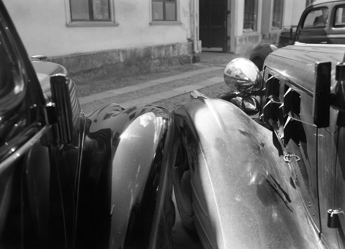 Fotografen dokumenterar en parkeringsskada på uppdrag av Ekströms bilaffär med verksamhet på Norra Strandgatan 17. Bilden från 1938.