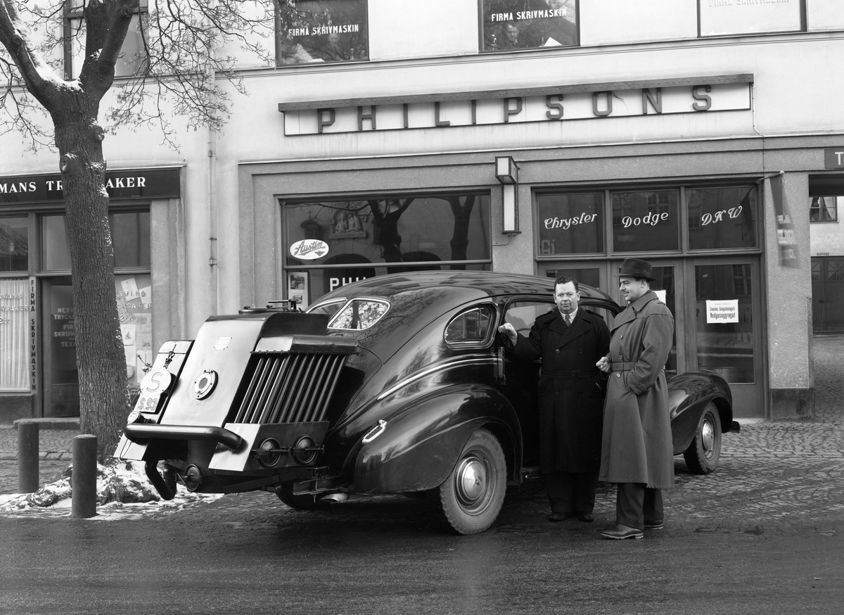 Kanske affären görs upp? Fotot togs utanför Philipsons på Östra Torggatan 19 år 1940. Bilen är en Chrysler, årsmodell 1939.
