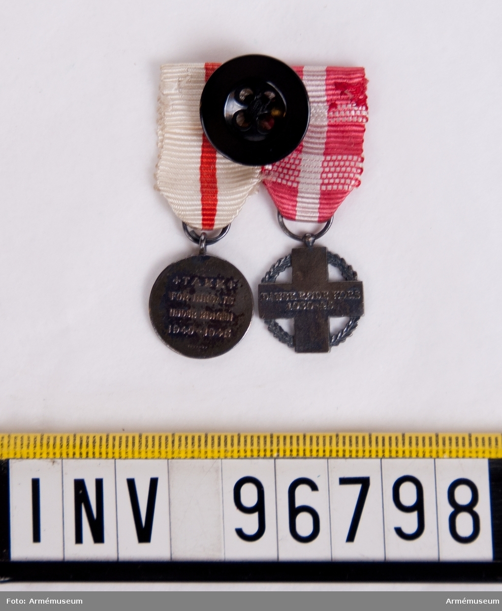 Spänne med två miniatyrmedaljer från danska och norska Röda korset. Nr 1 Danska Röda korset, nr 2 Norska Röda korset.