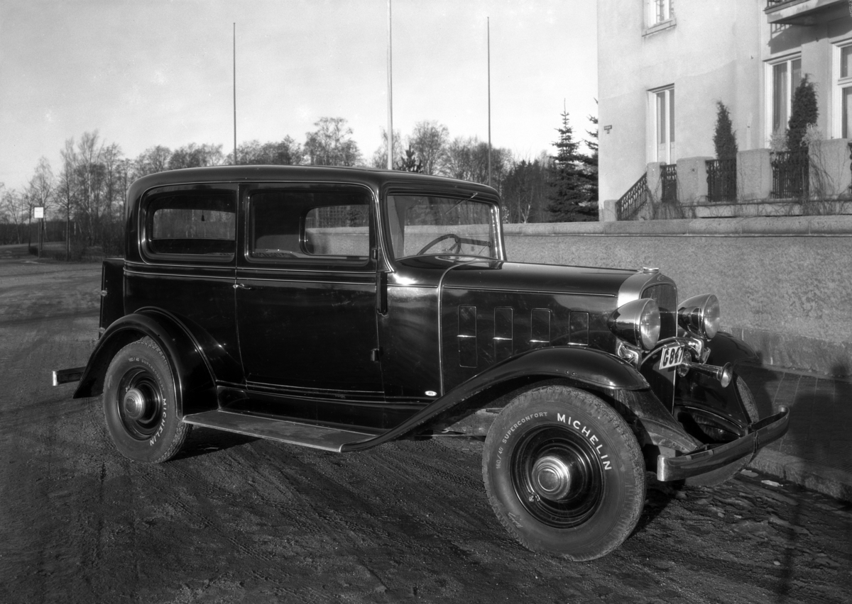 Fordon av märket Chevrolet i hörnet Museigatan–Sandgrundsgatan. Bilden tagen 1932.