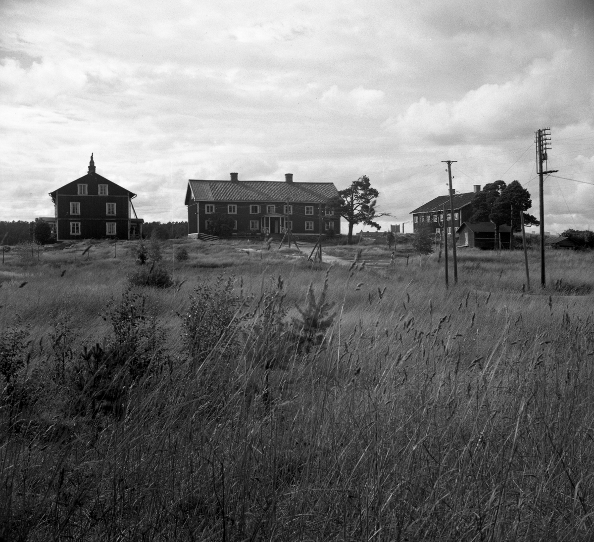 En serie bilder tagna i slutet av 1940-talet av gårdar och bostäder i Karlstads utkanter: Arbetarbostäder på Orrholmen.