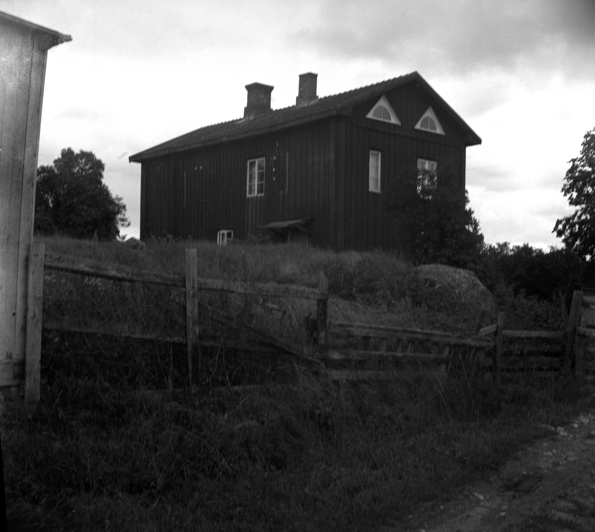 En serie bilder tagna i slutet av 1940-talet av gårdar och bostäder i Karlstads utkanter: Gräsdalens gård