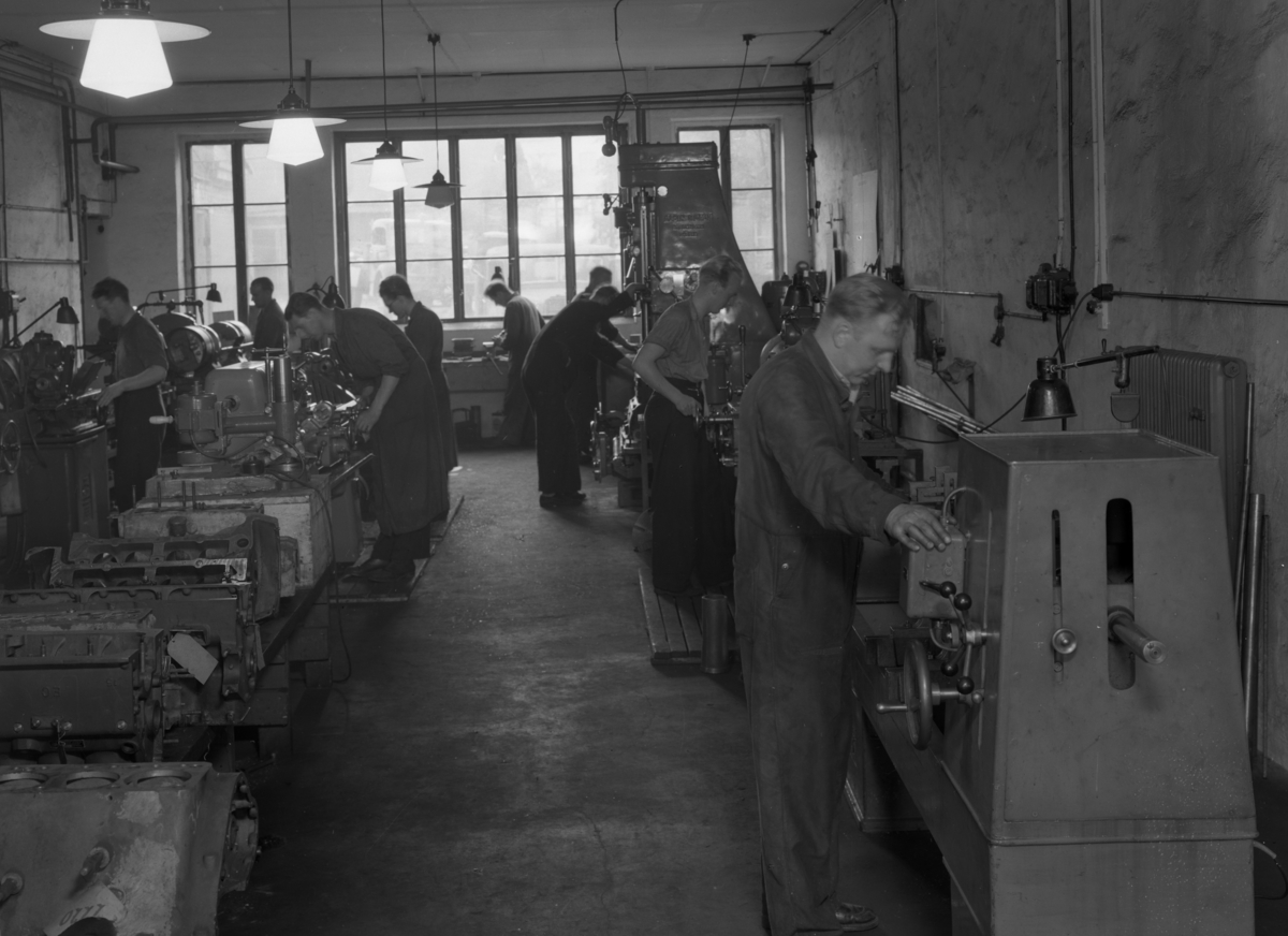 Interiör från Geijers motoraffärs verkstad. Företaget låg vid Herrgårdsgatan 17 men hade även en verkstad i glasbruksfastigheten vid Karlagatan på Herrhagen. Bilden tagen 1944.